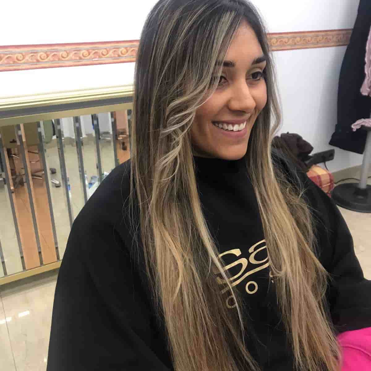 Corte de cabello de mujer y peinado liso en Zaragoza 2 Corte de cabello de mujer extra largo y peinado liso en zaragoza