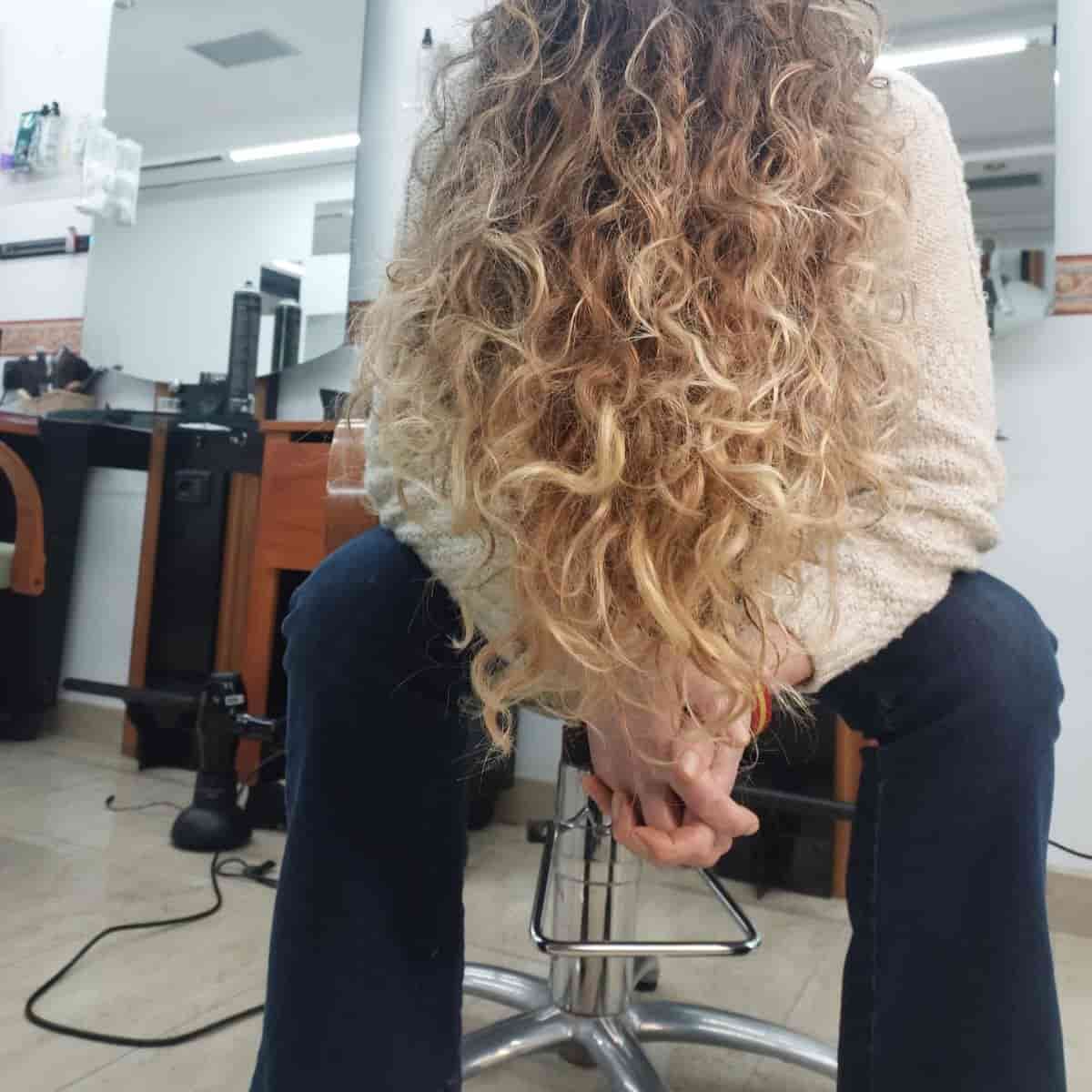Corte de mujer y peinado con difusor en Zaragoza 2 Corte de pelo largo y peinado con difusor para mujer en zaragoza en lolas expertos en belleza