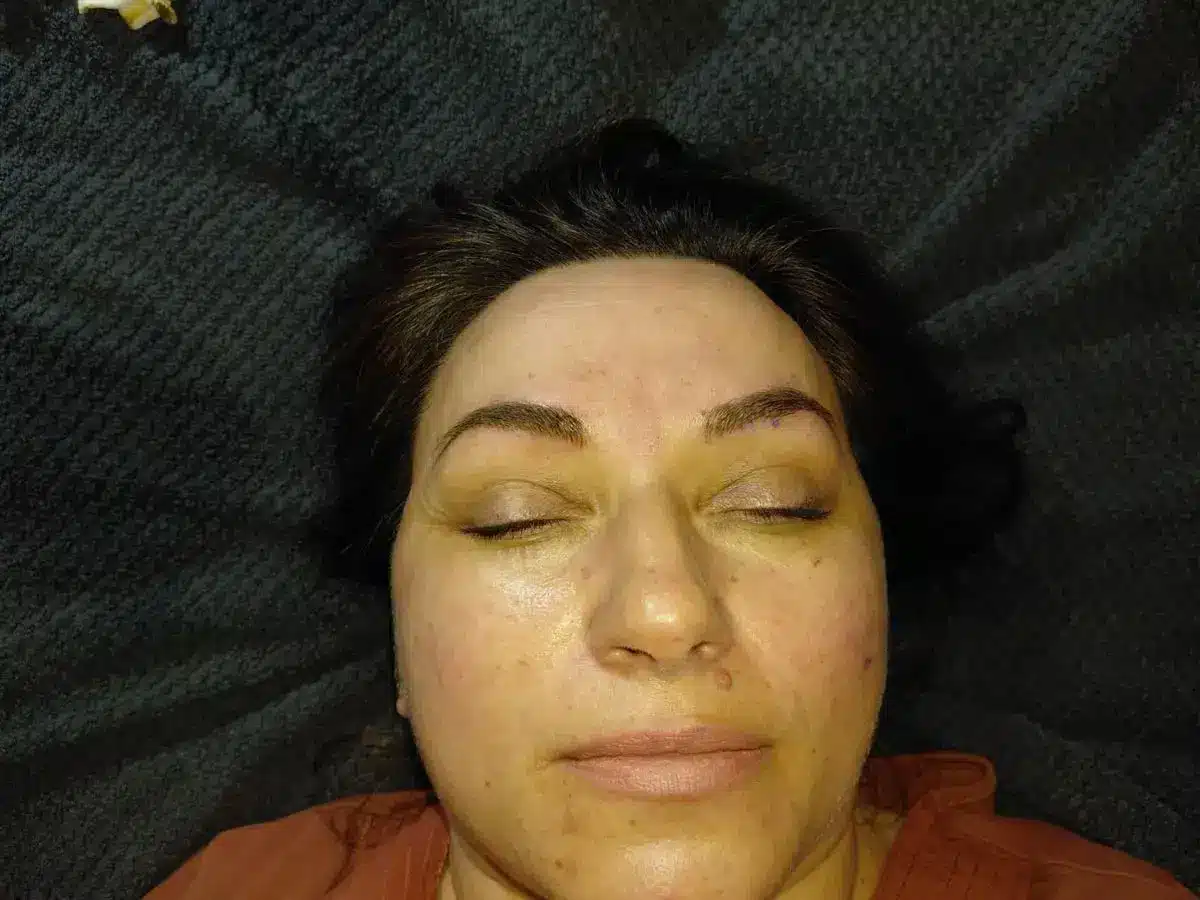 Detalle de trazos pelo a pelo después del microblading