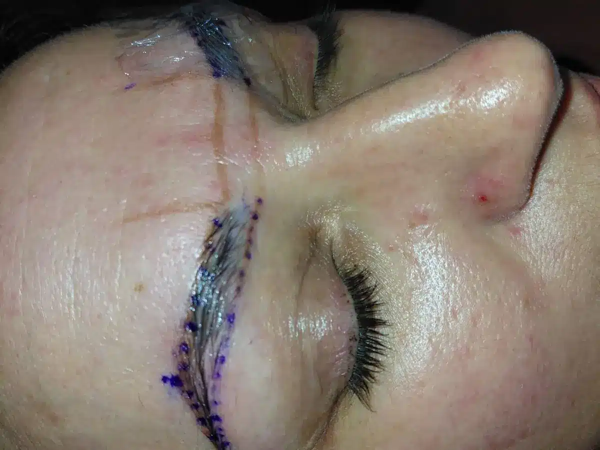 Diseño y medición de cejas antes de realizar el microblading