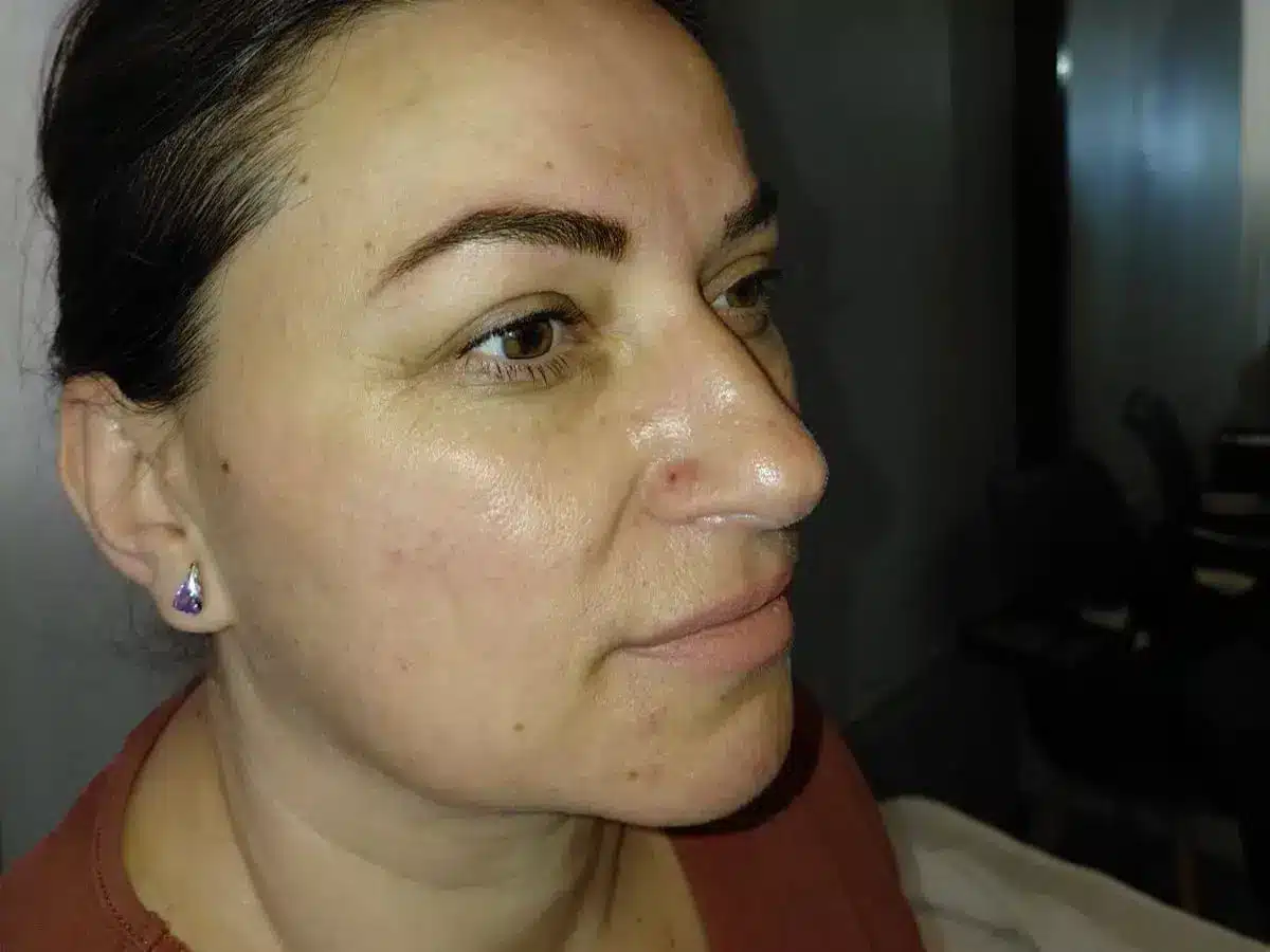 Resultado cicatrizado de microblading con trazos naturales