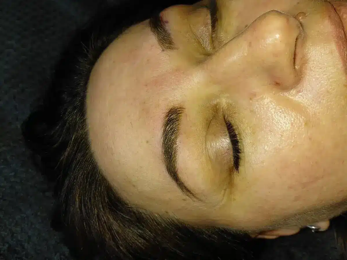 Resultado natural de microblading en cejas realizado en Zaragoza