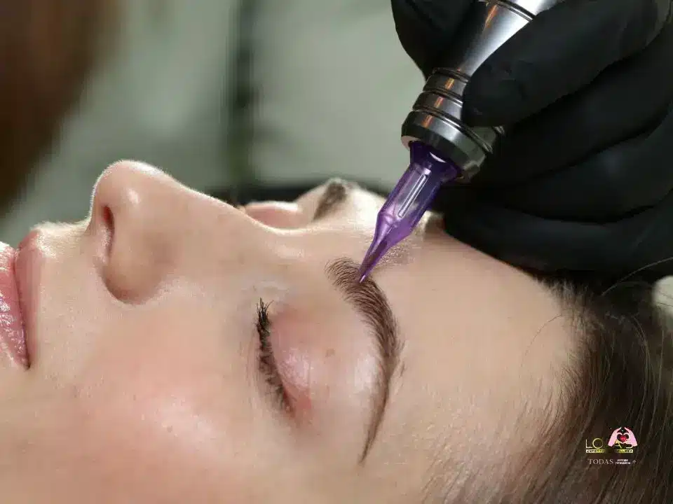 Resultado natural de microblading pelo a pelo en cejas