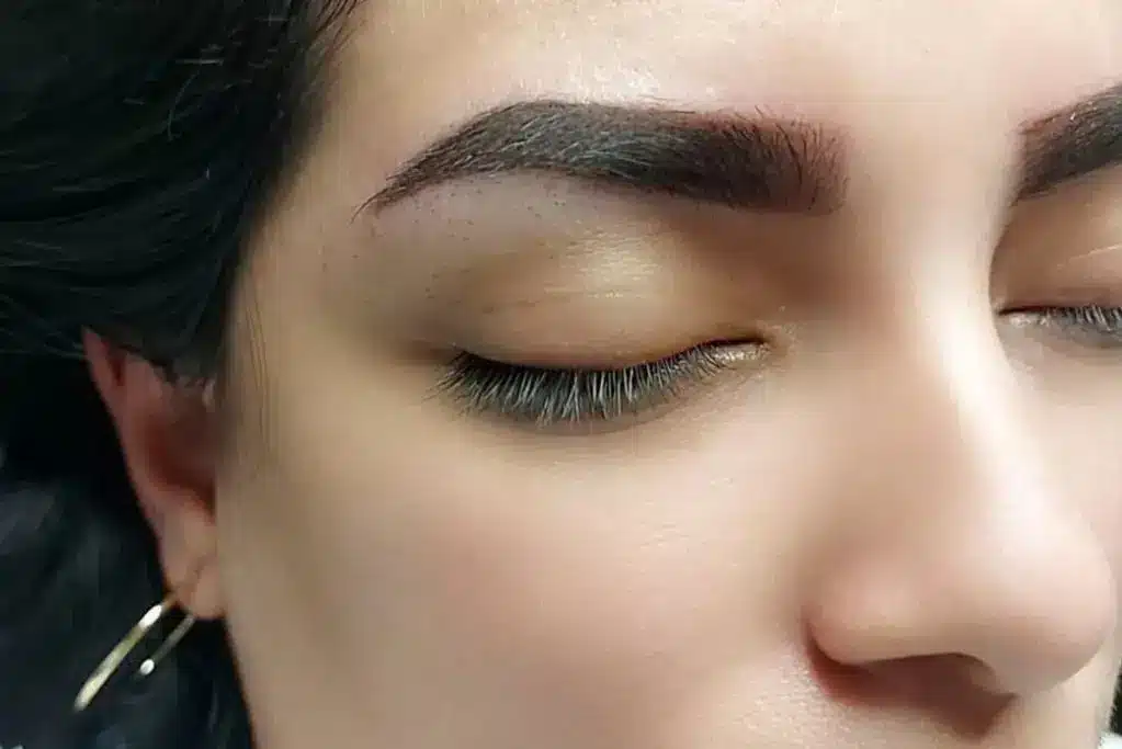 Sombreado de cejas efecto polvo en Zaragoza, Lolas Expertos en Belleza