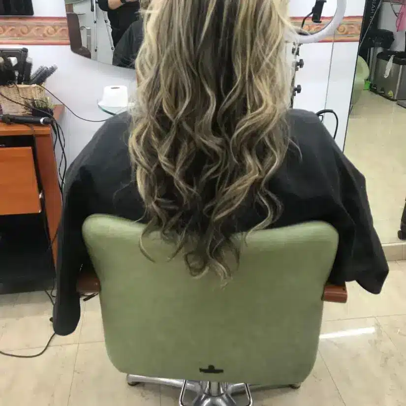 Servicios de peluquería en Zaragoza para cuidar tu cabello 2 mechas rubias en Zaragoza con diagnóstico profesional